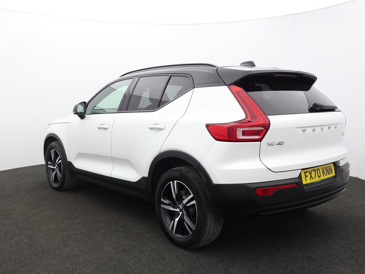 Volvo XC40 2.0 B4 MHEV R-Design — image 8