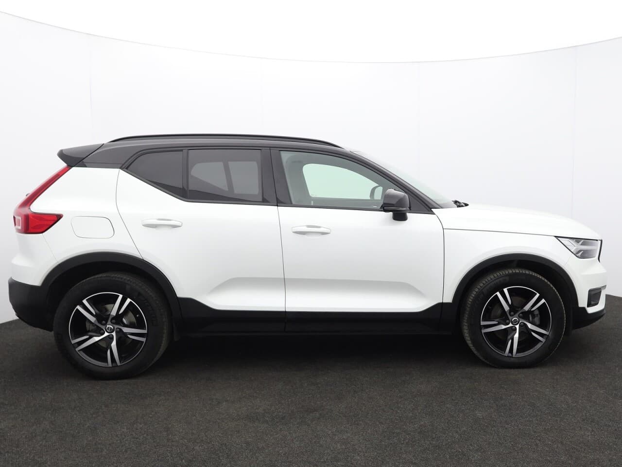 Volvo XC40 2.0 B4 MHEV R-Design — image 11