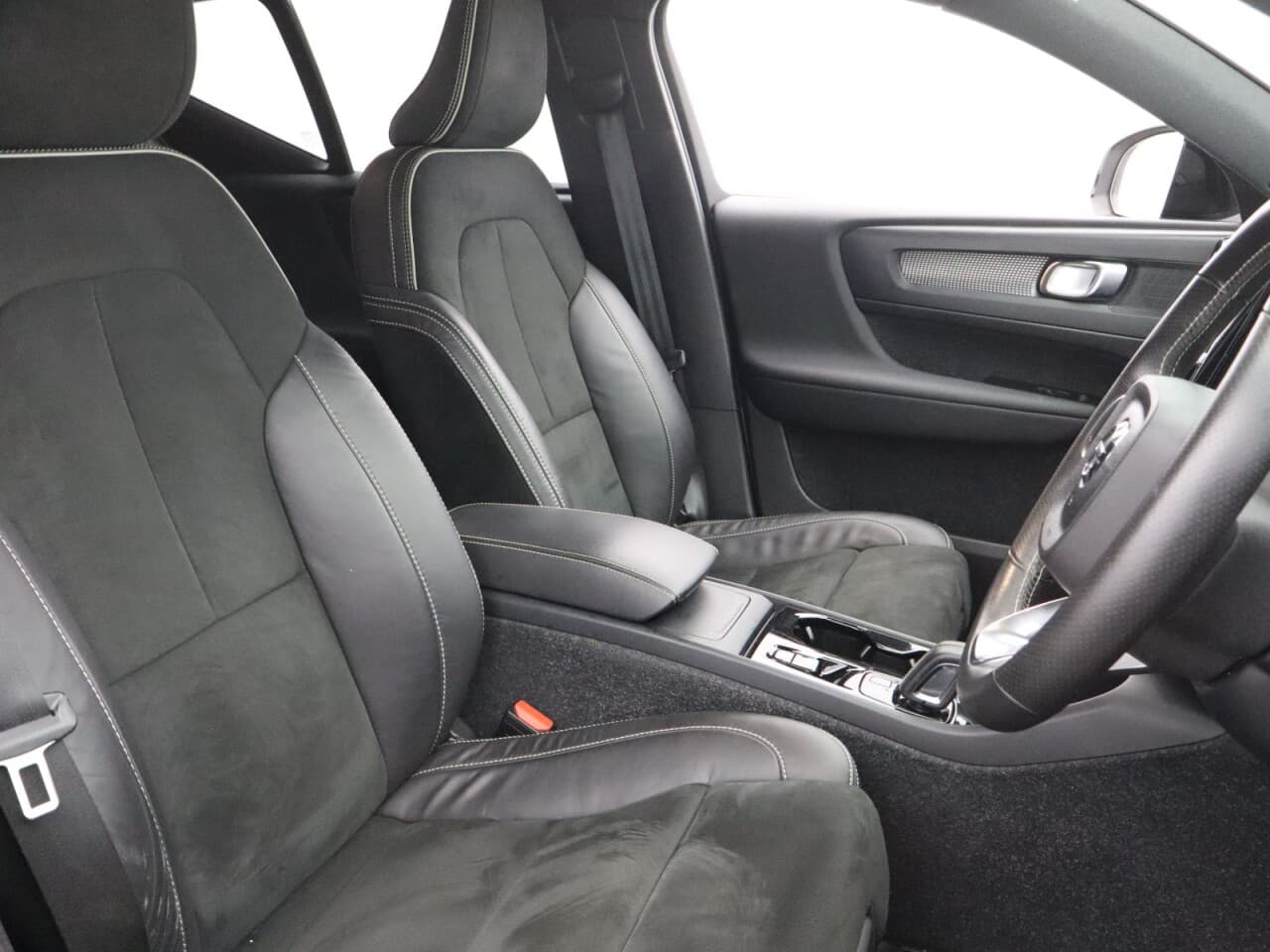 Volvo XC40 2.0 B4 MHEV R-Design — image 14
