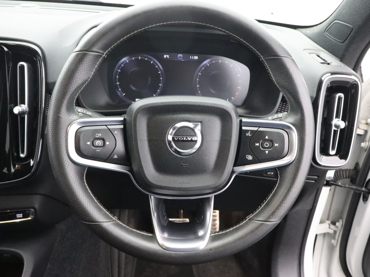 Volvo XC40 2.0 B4 MHEV R-Design — image 15
