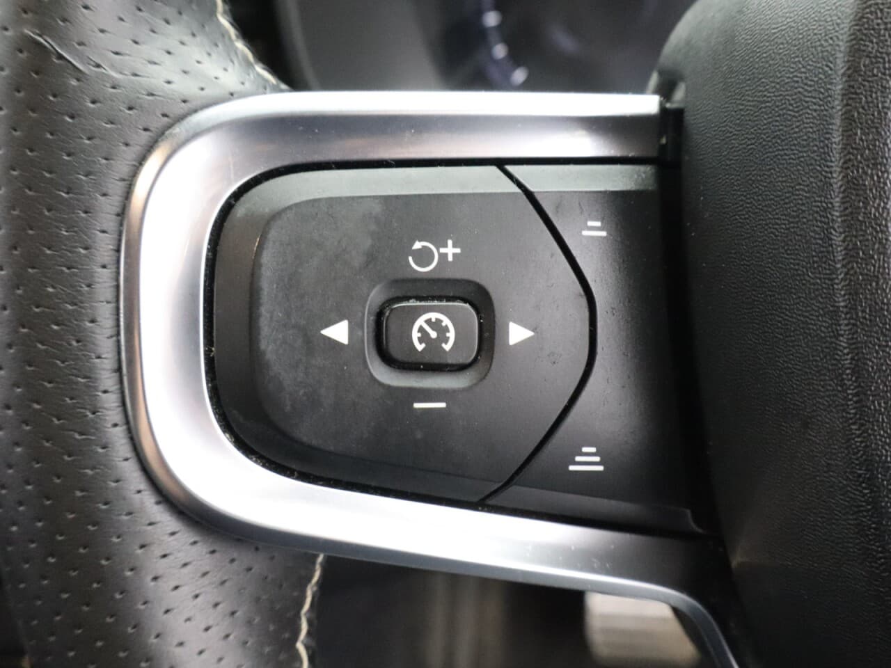 Volvo XC40 2.0 B4 MHEV R-Design — image 16