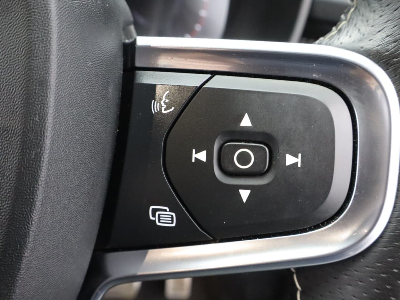 Volvo XC40 2.0 B4 MHEV R-Design — image 17