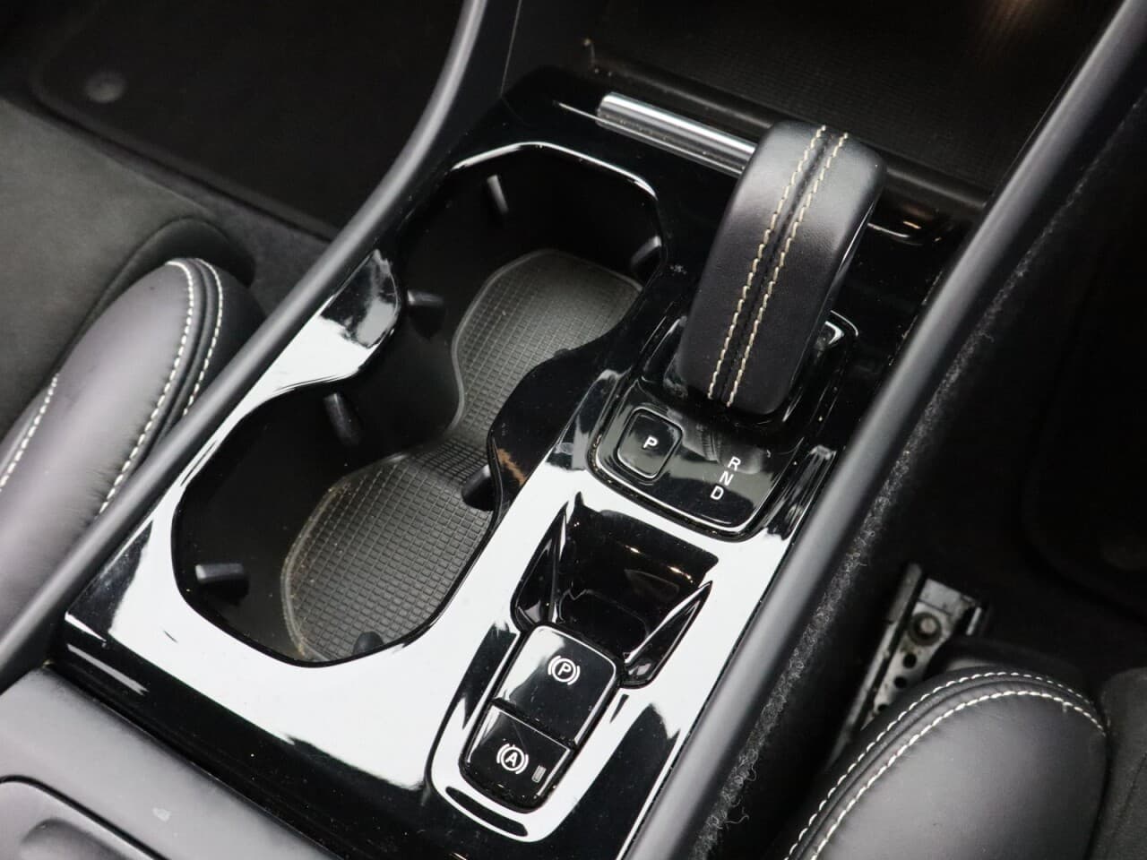 Volvo XC40 2.0 B4 MHEV R-Design — image 28