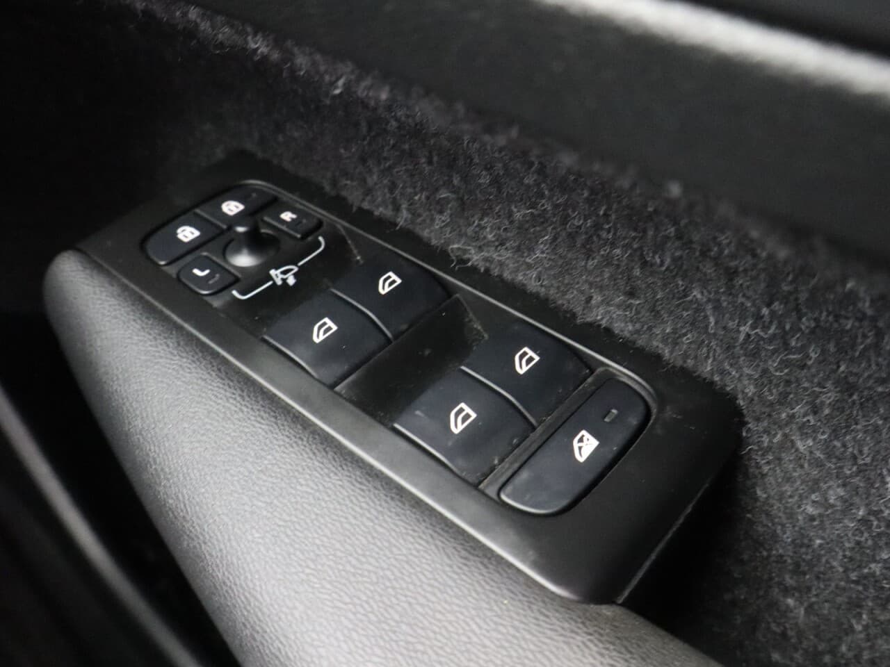 Volvo XC40 2.0 B4 MHEV R-Design — image 29