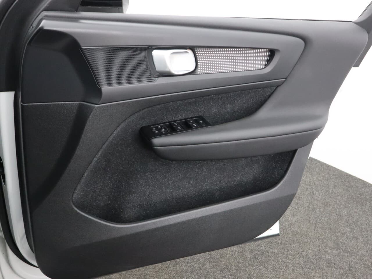 Volvo XC40 2.0 B4 MHEV R-Design — image 30