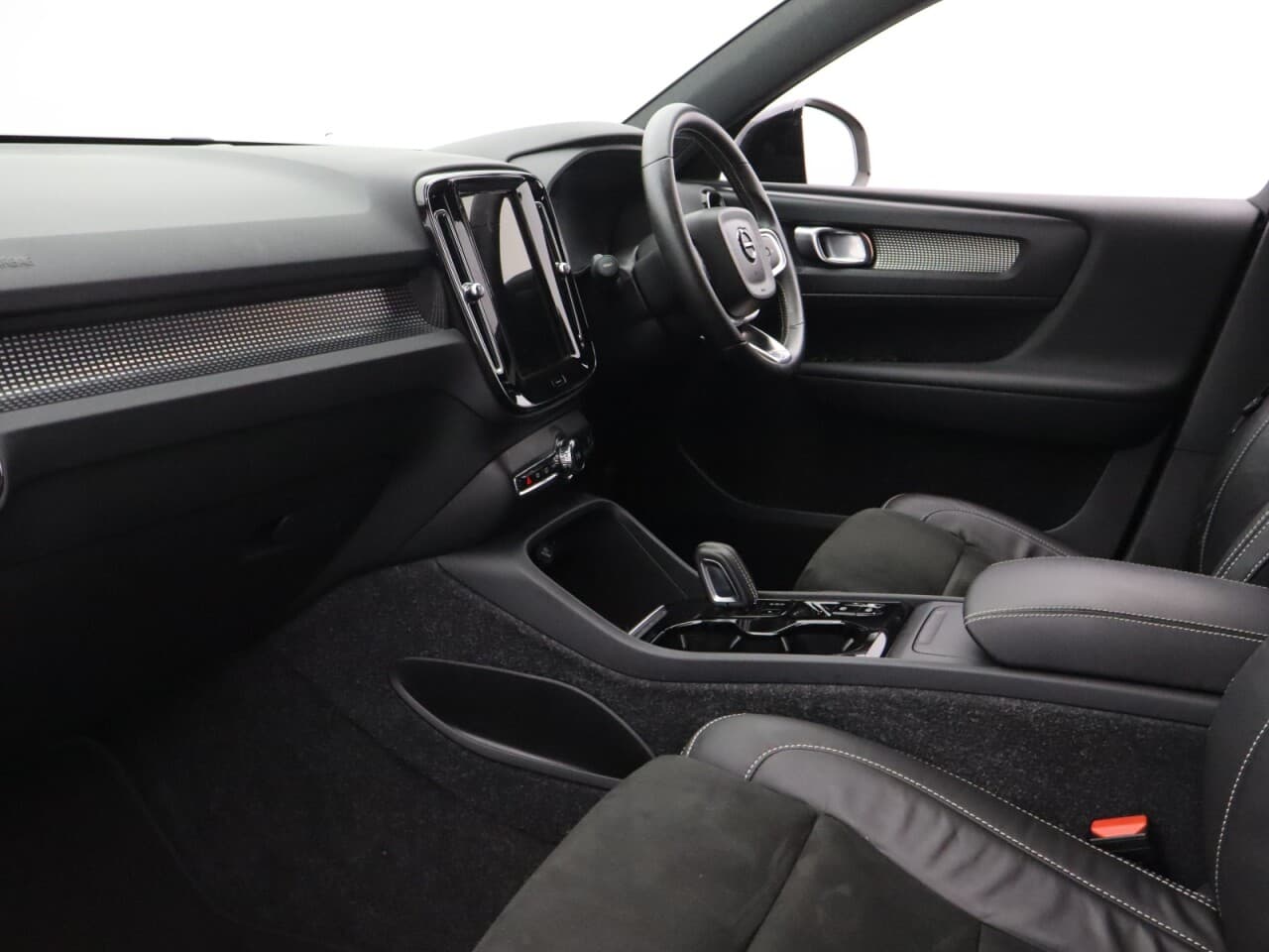 Volvo XC40 2.0 B4 MHEV R-Design — image 32