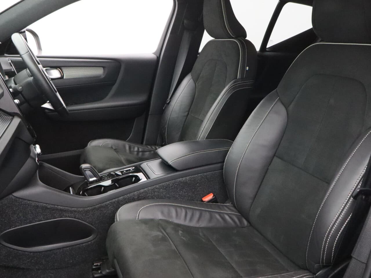 Volvo XC40 2.0 B4 MHEV R-Design — image 33