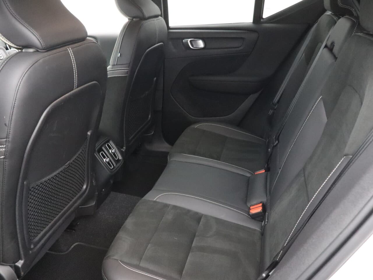 Volvo XC40 2.0 B4 MHEV R-Design — image 34