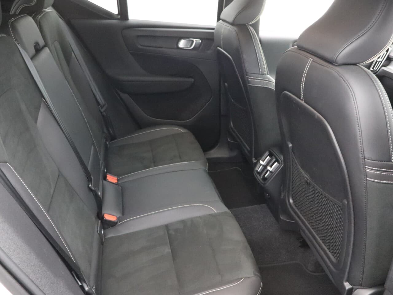 Volvo XC40 2.0 B4 MHEV R-Design — image 35