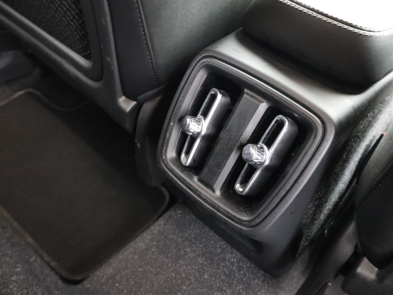 Volvo XC40 2.0 B4 MHEV R-Design — image 36