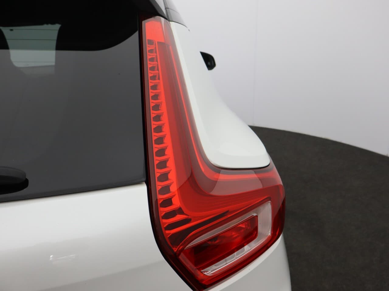 Volvo XC40 2.0 B4 MHEV R-Design — image 41