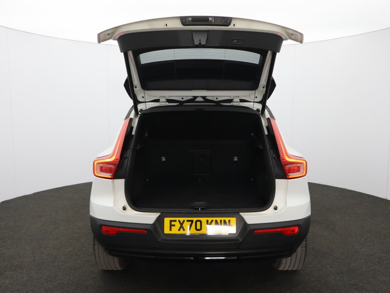 Volvo XC40 2.0 B4 MHEV R-Design — image 42