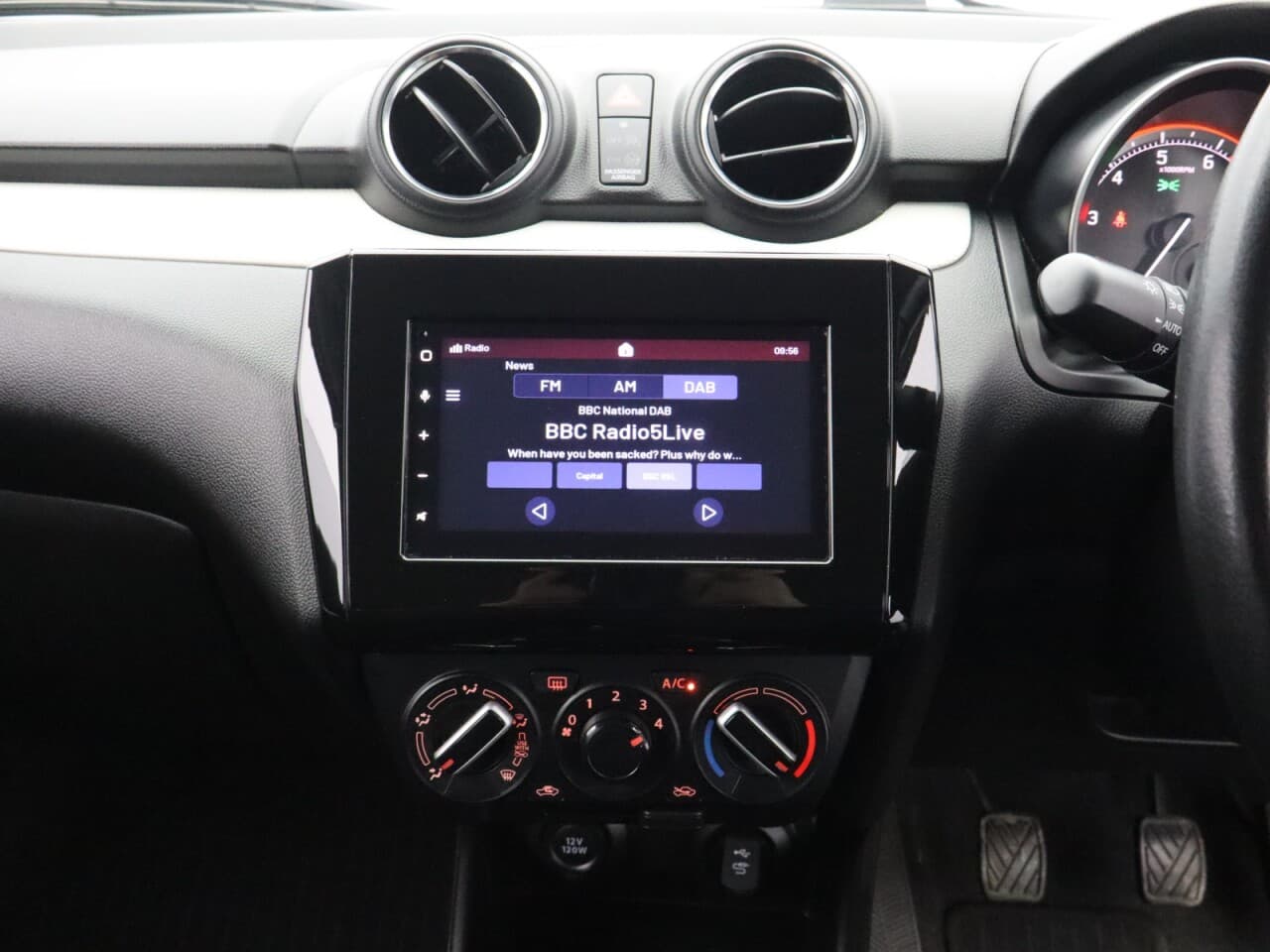 Suzuki Swift 1.2 Dualjet MHEV SZ-L — image 22