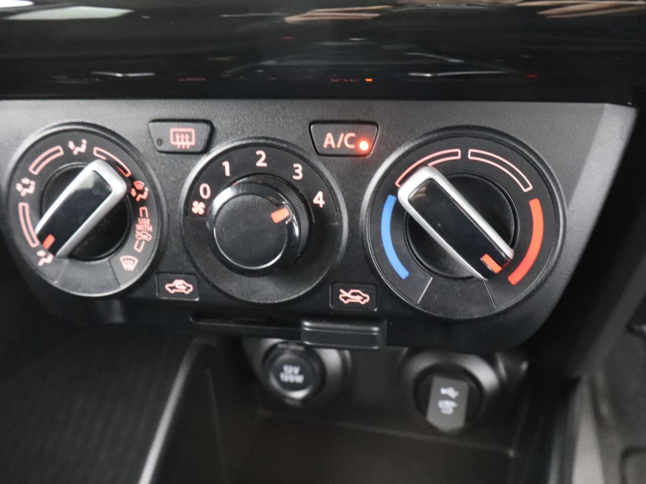Suzuki Swift 1.2 Dualjet MHEV SZ-L — image 23