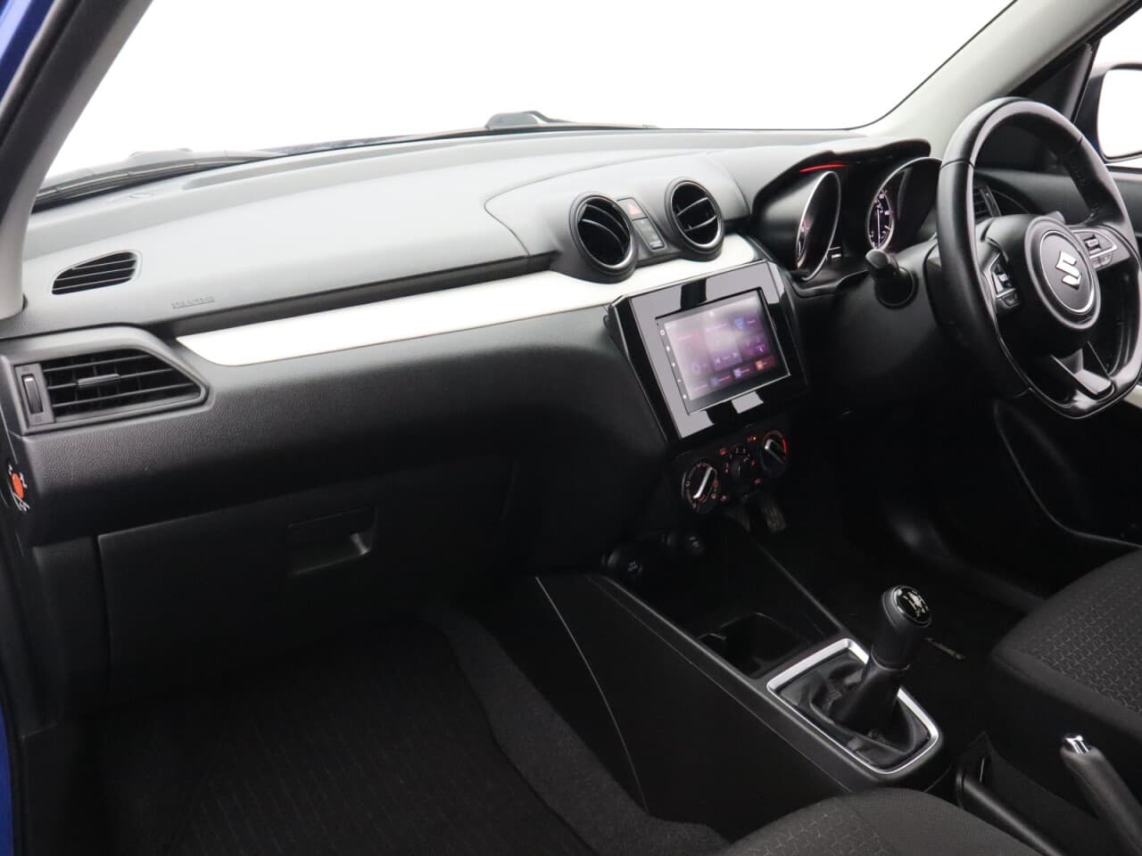 Suzuki Swift 1.2 Dualjet MHEV SZ-L — image 32
