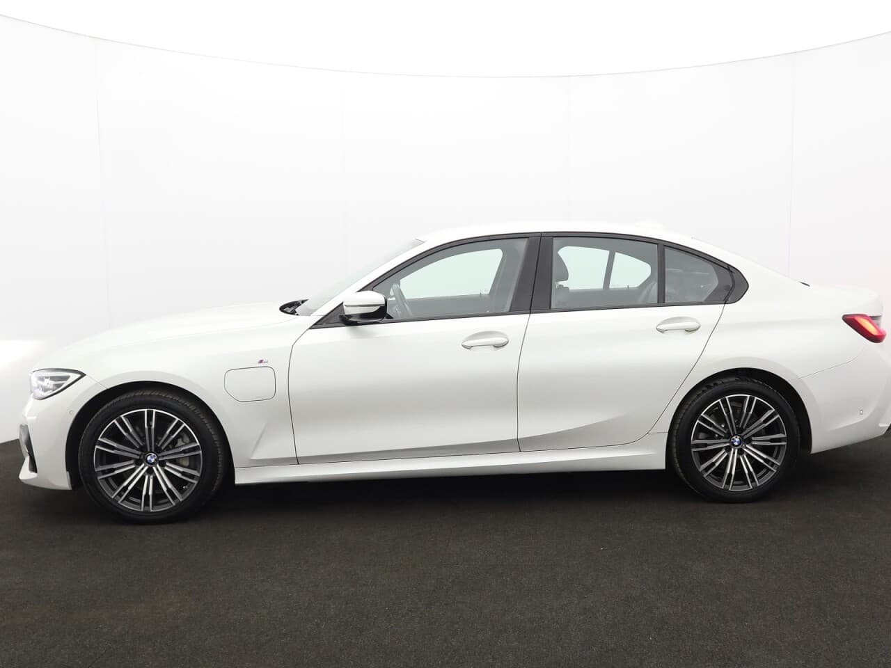 BMW 3 Series 2.0 330e 12kWh M Sport — image 7
