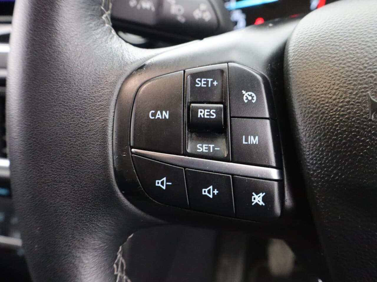 Ford Fiesta 1.0T EcoBoost MHEV Titanium X — image 18
