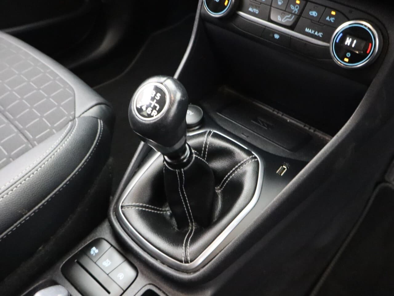 Ford Fiesta 1.0T EcoBoost MHEV Titanium X — image 29