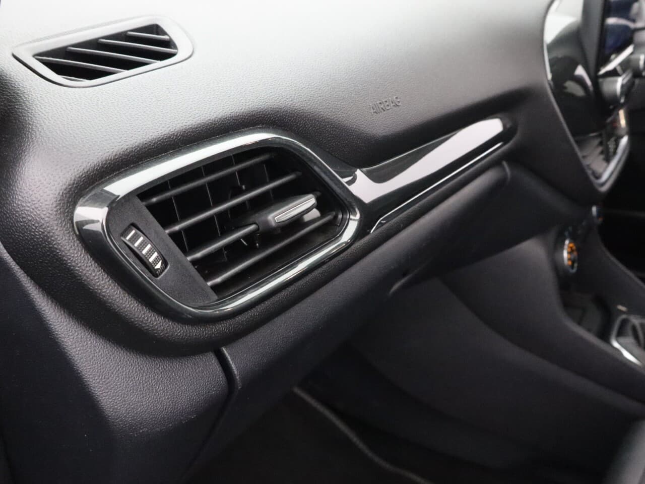 Ford Fiesta 1.0T EcoBoost MHEV Titanium X — image 36