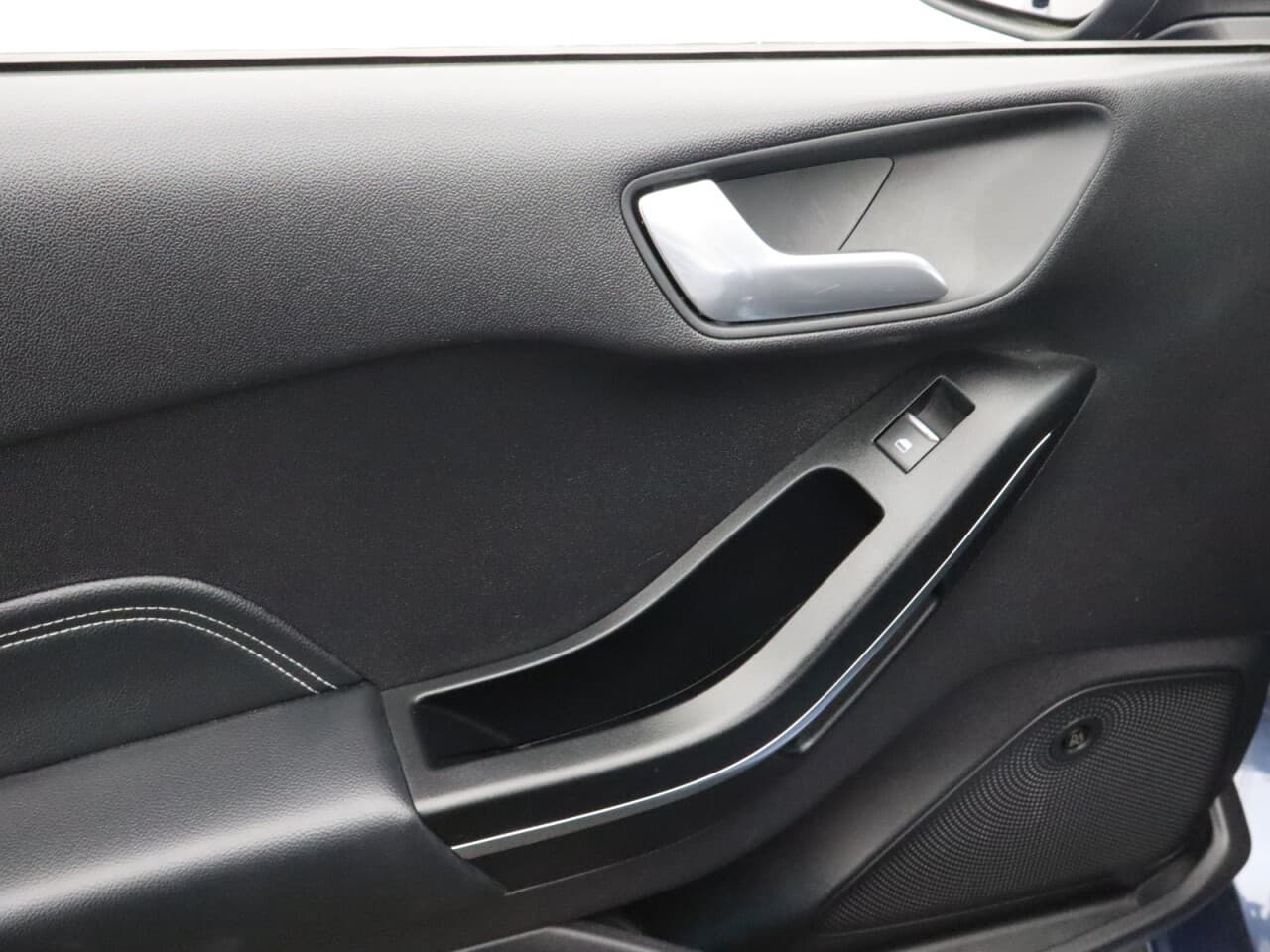 Ford Fiesta 1.0T EcoBoost MHEV Titanium X — image 38