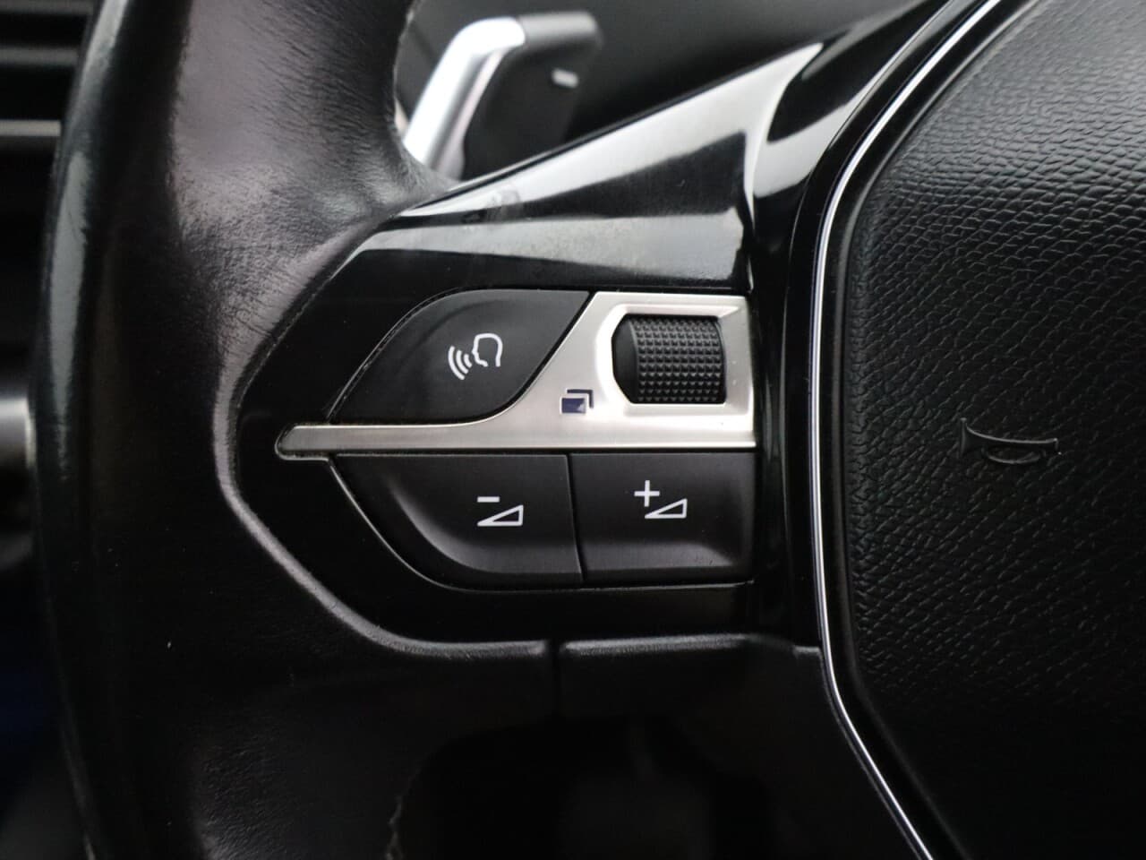 Peugeot 3008 1.2 PureTech Allure — image 17