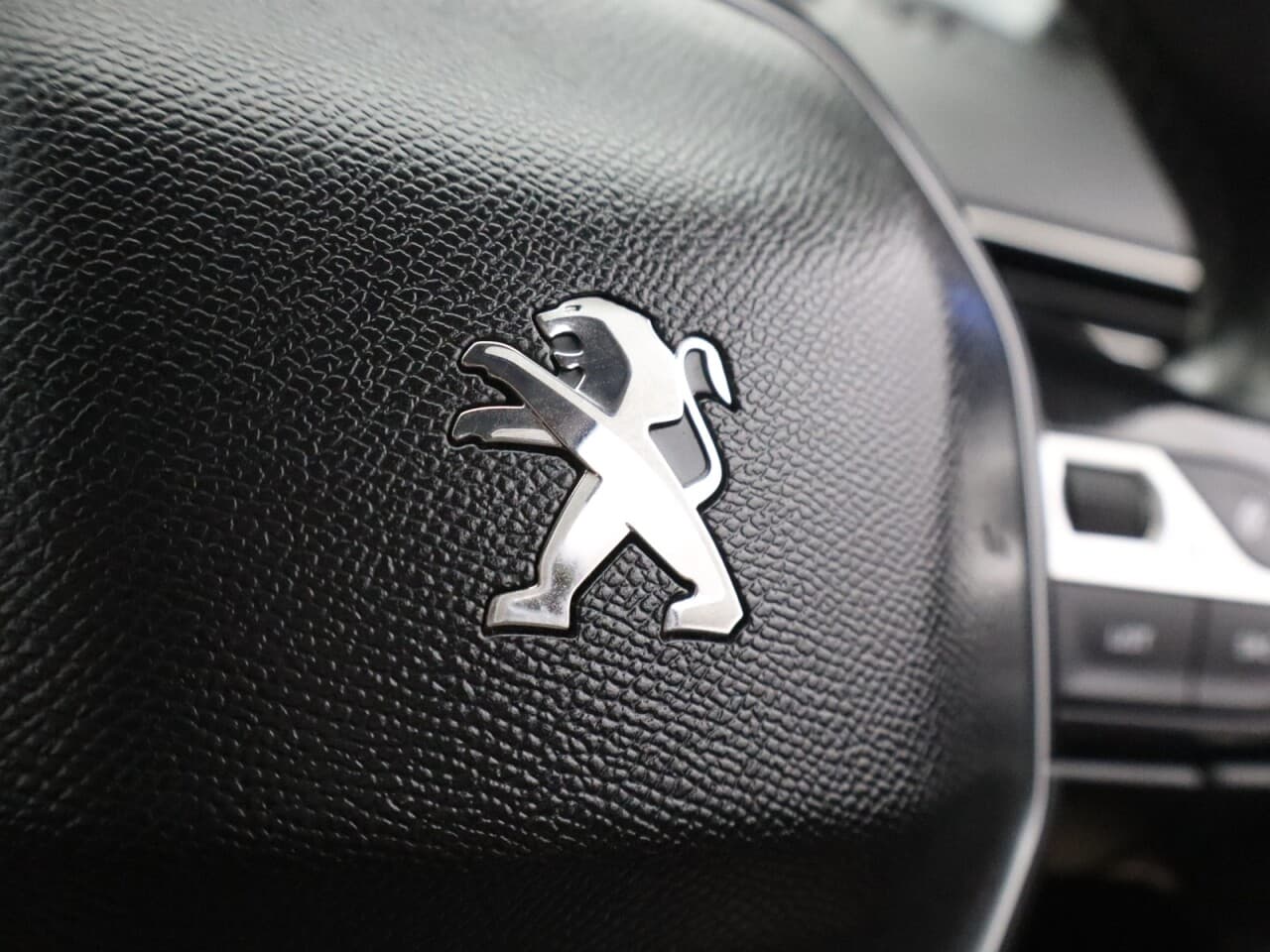 Peugeot 3008 1.2 PureTech Allure — image 19
