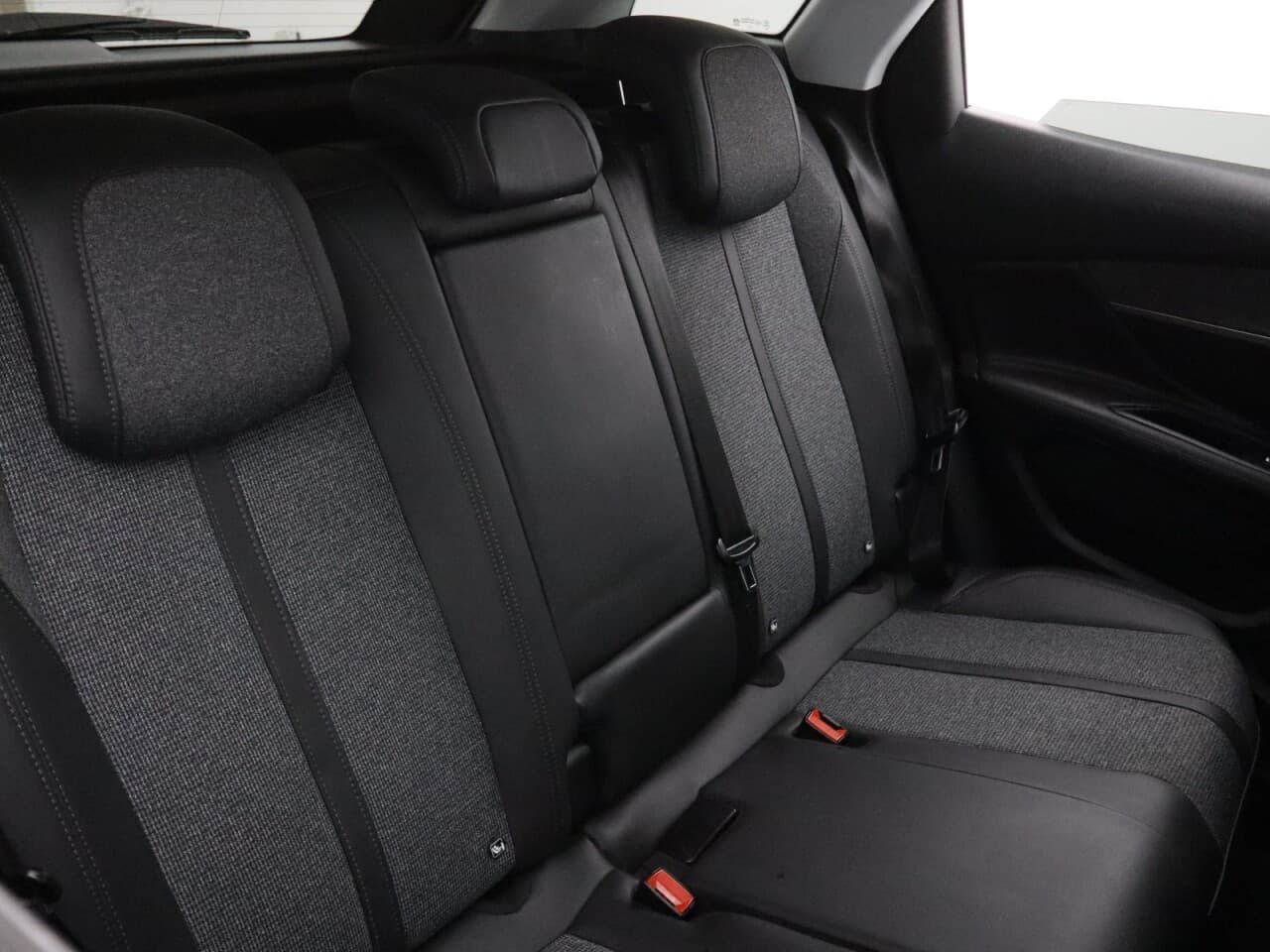 Peugeot 3008 1.2 PureTech Allure — image 38