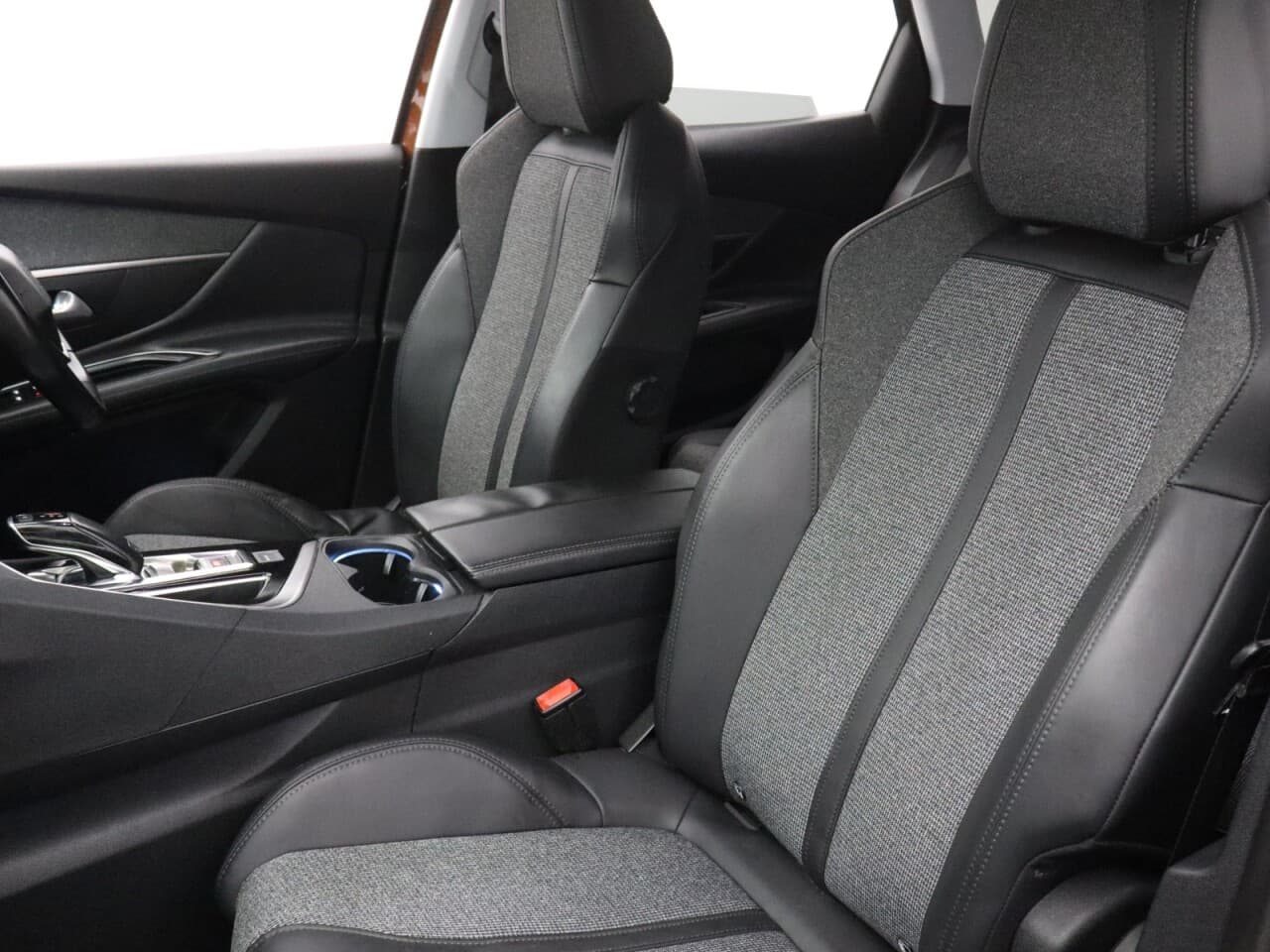 Peugeot 3008 1.2 PureTech Allure — image 37