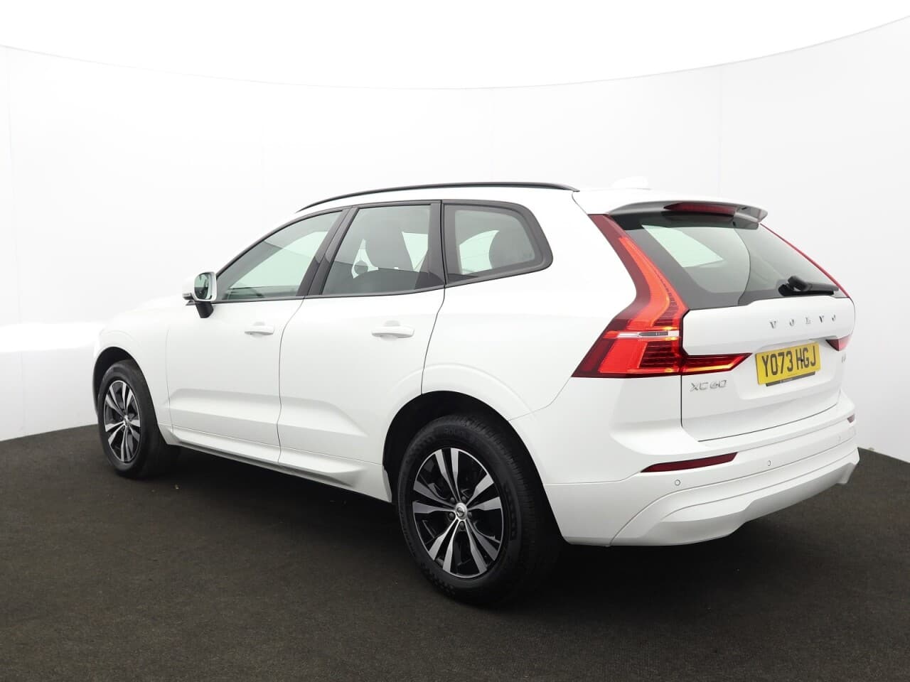 Volvo XC60 2.0 B5 MHEV Core — image 8