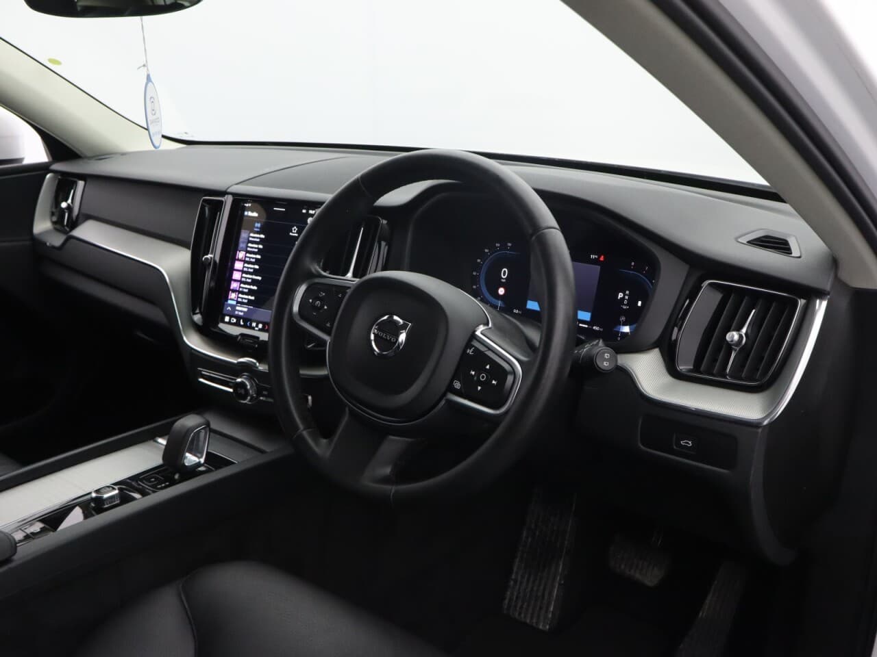 Volvo XC60 2.0 B5 MHEV Core — image 12