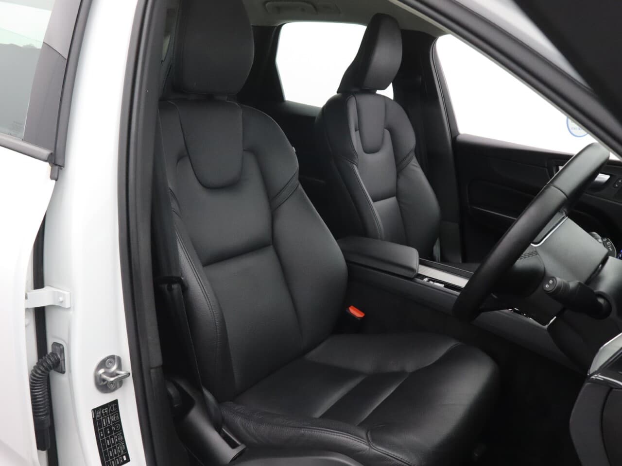 Volvo XC60 2.0 B5 MHEV Core — image 14