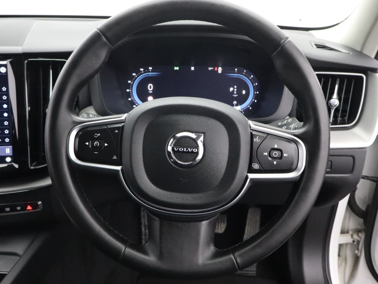 Volvo XC60 2.0 B5 MHEV Core — image 16
