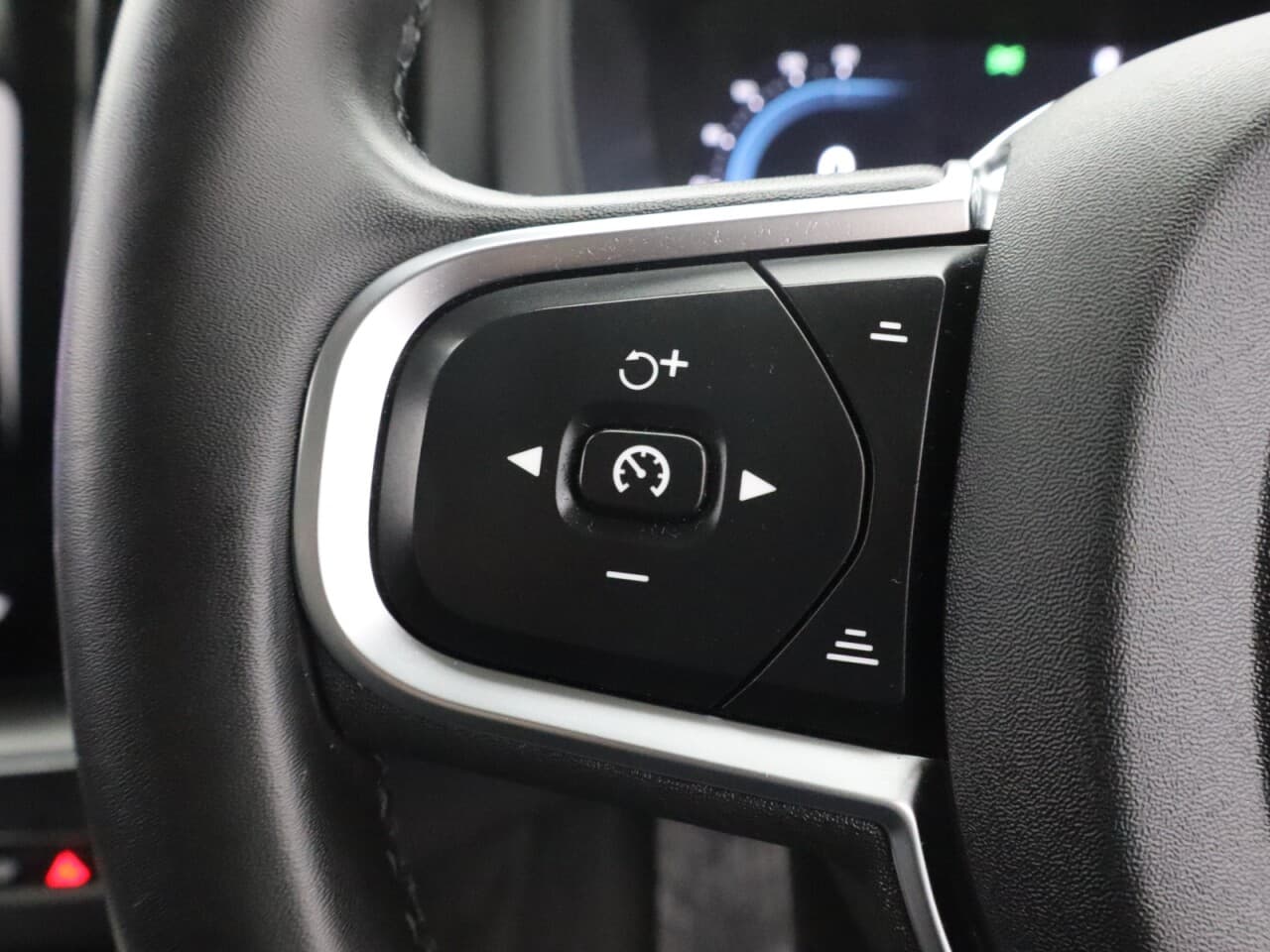 Volvo XC60 2.0 B5 MHEV Core — image 17