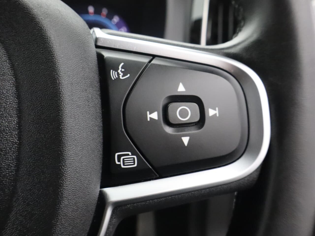 Volvo XC60 2.0 B5 MHEV Core — image 18