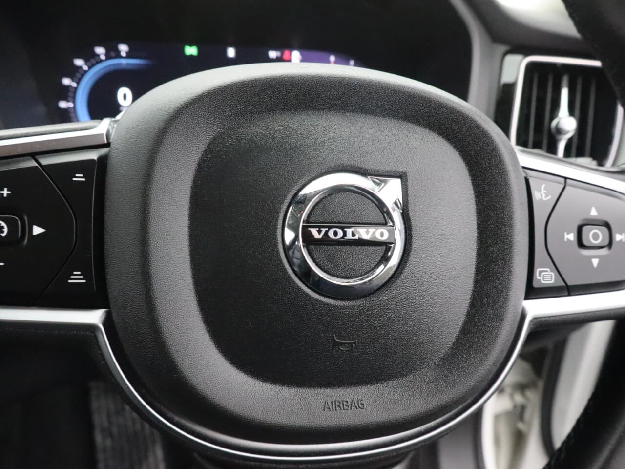 Volvo XC60 2.0 B5 MHEV Core — image 20