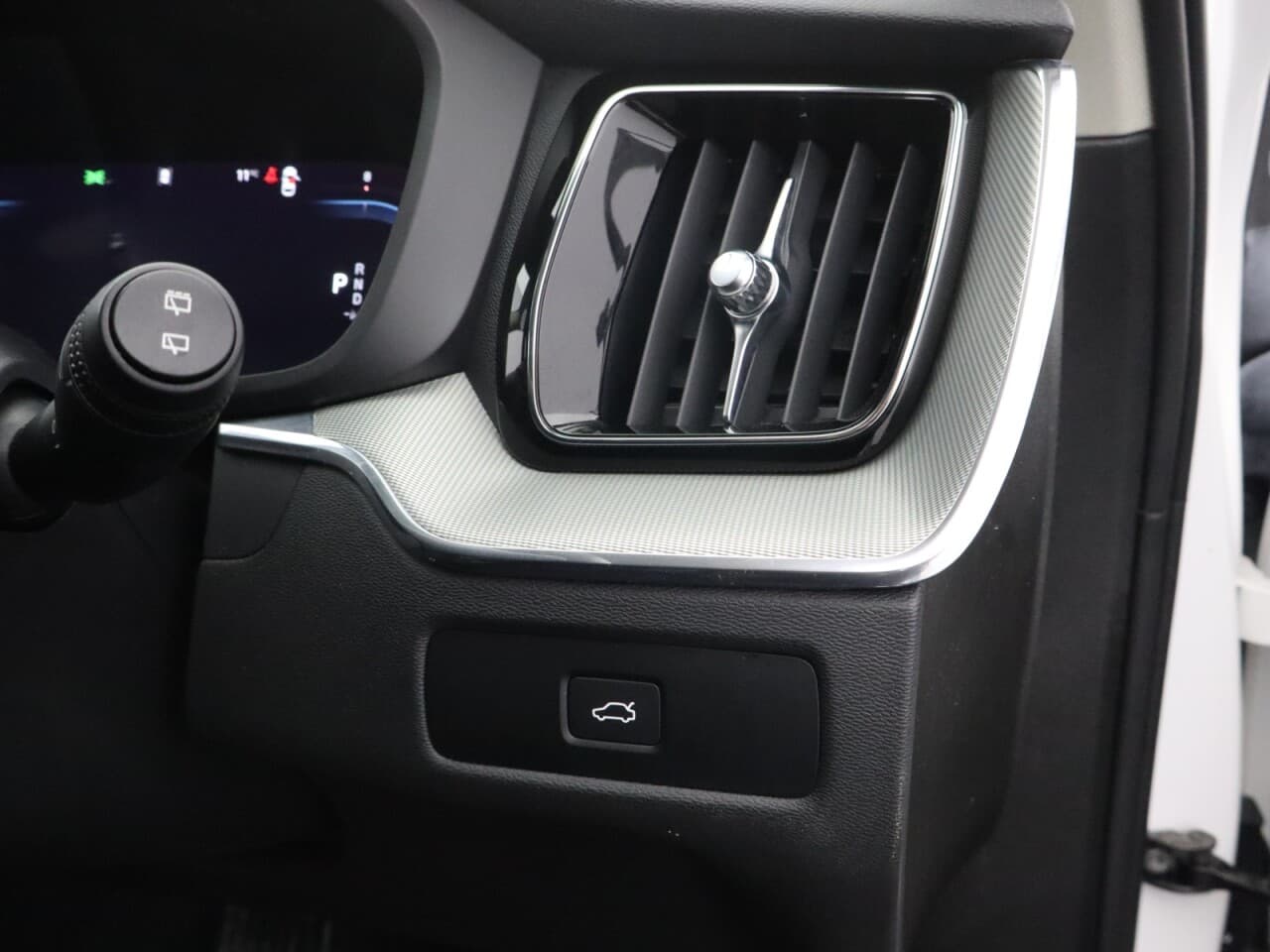 Volvo XC60 2.0 B5 MHEV Core — image 21
