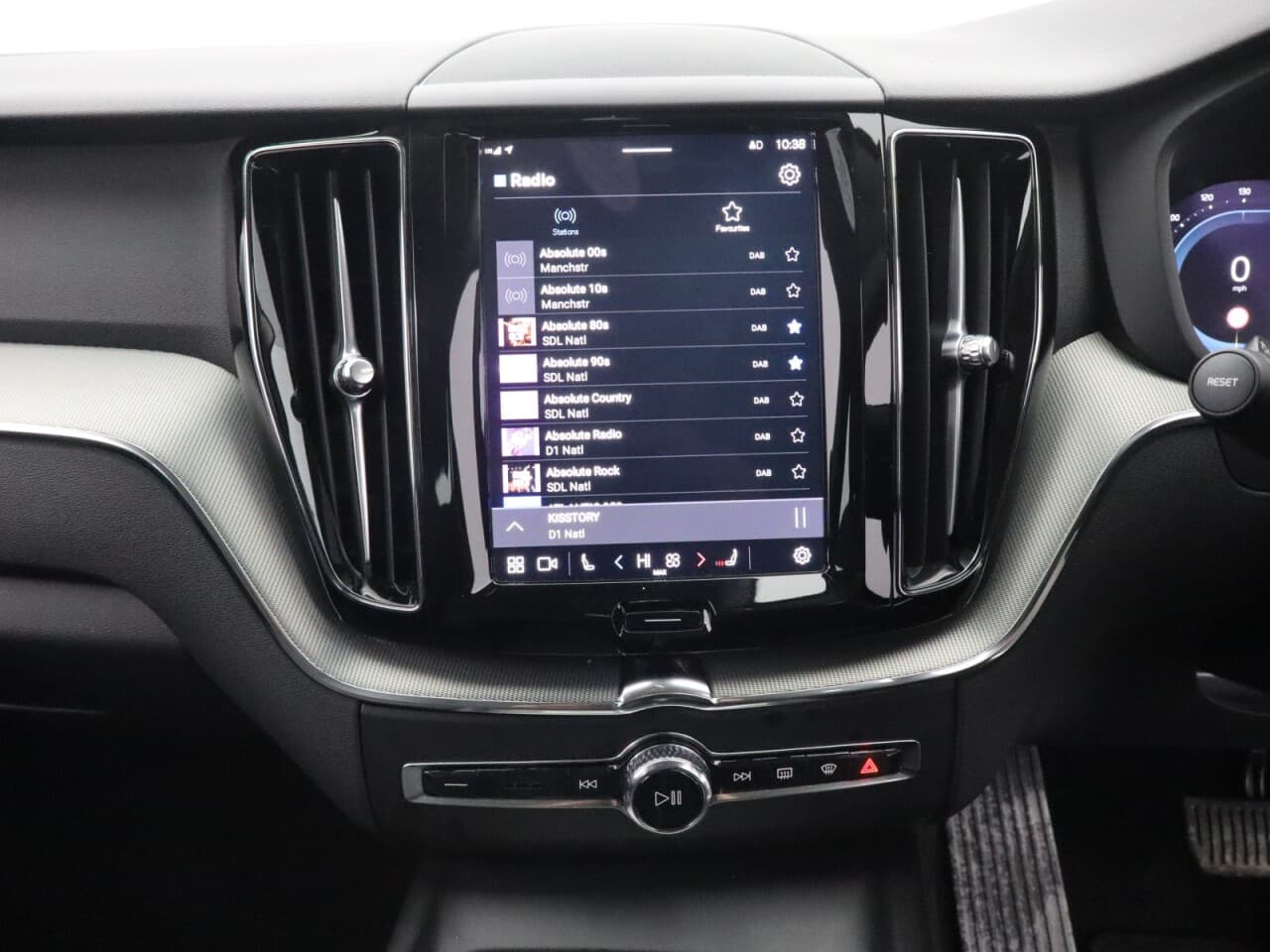 Volvo XC60 2.0 B5 MHEV Core — image 22