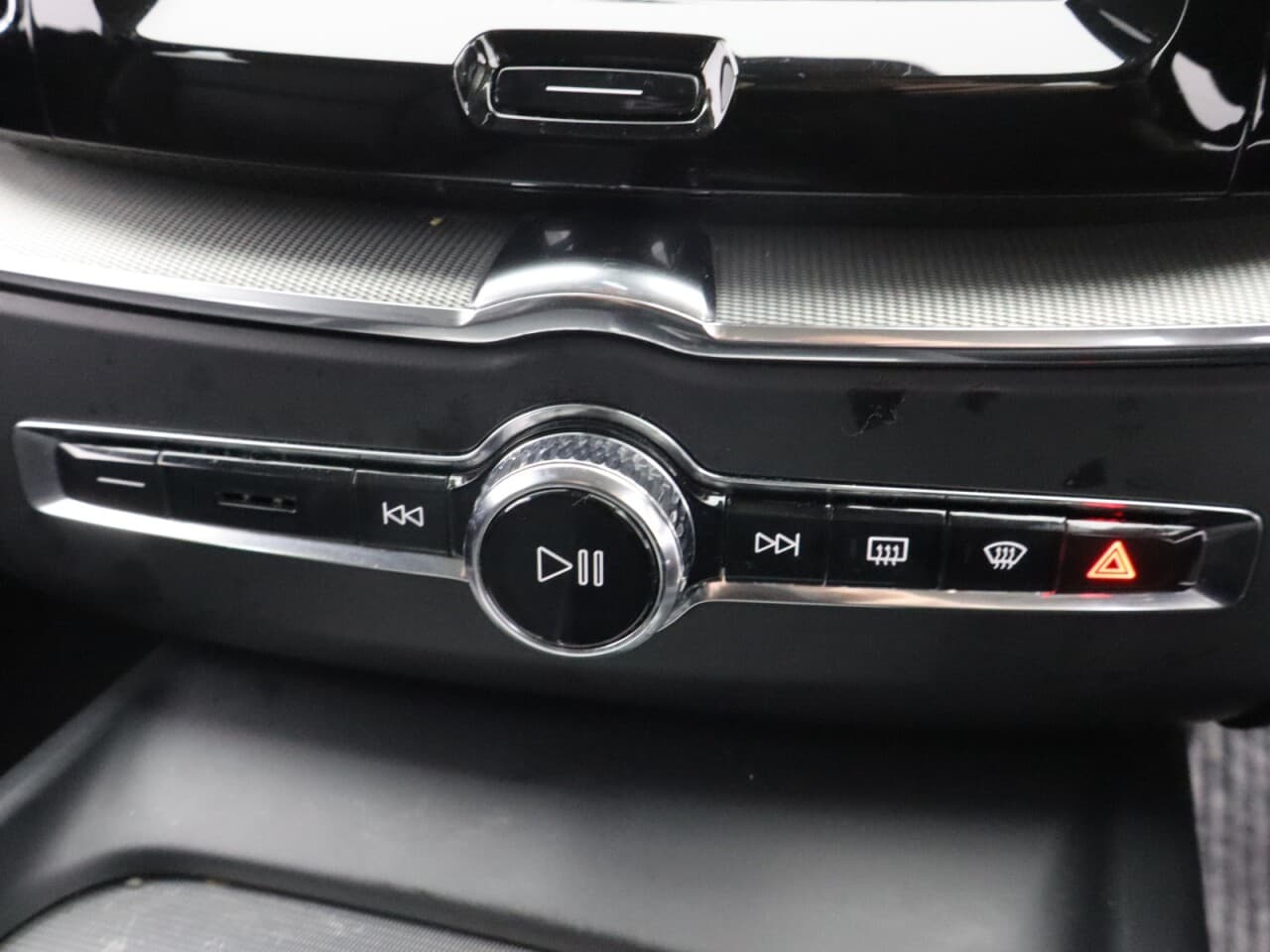 Volvo XC60 2.0 B5 MHEV Core — image 23