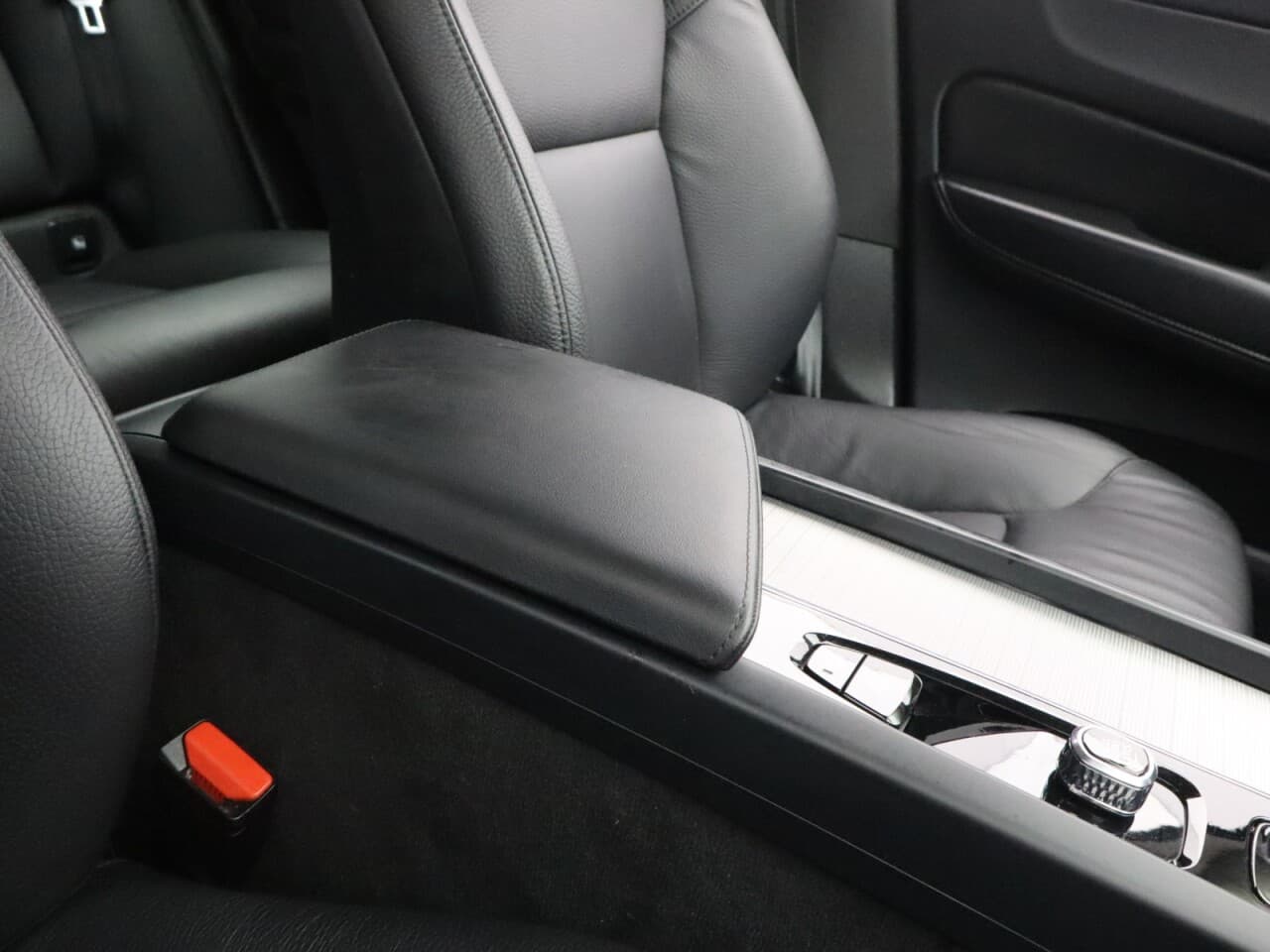 Volvo XC60 2.0 B5 MHEV Core — image 30
