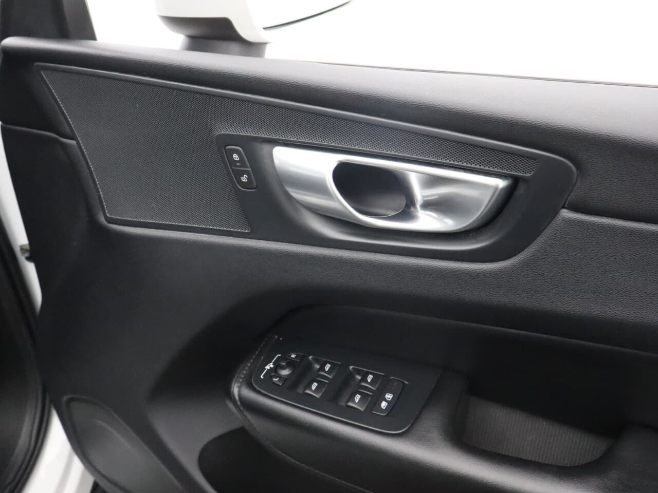 Volvo XC60 2.0 B5 MHEV Core — image 33
