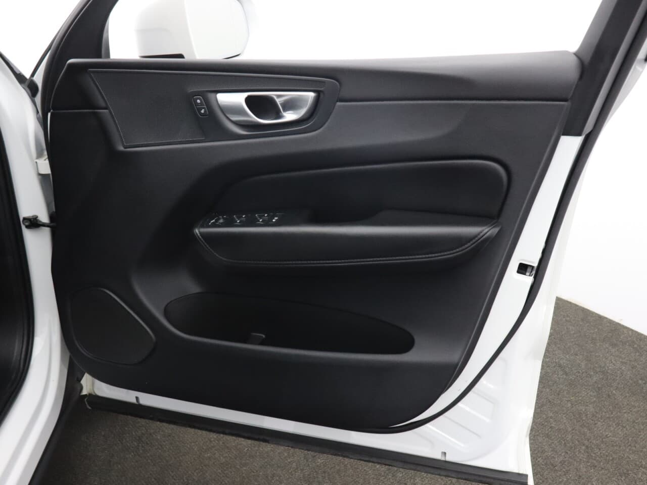Volvo XC60 2.0 B5 MHEV Core — image 34
