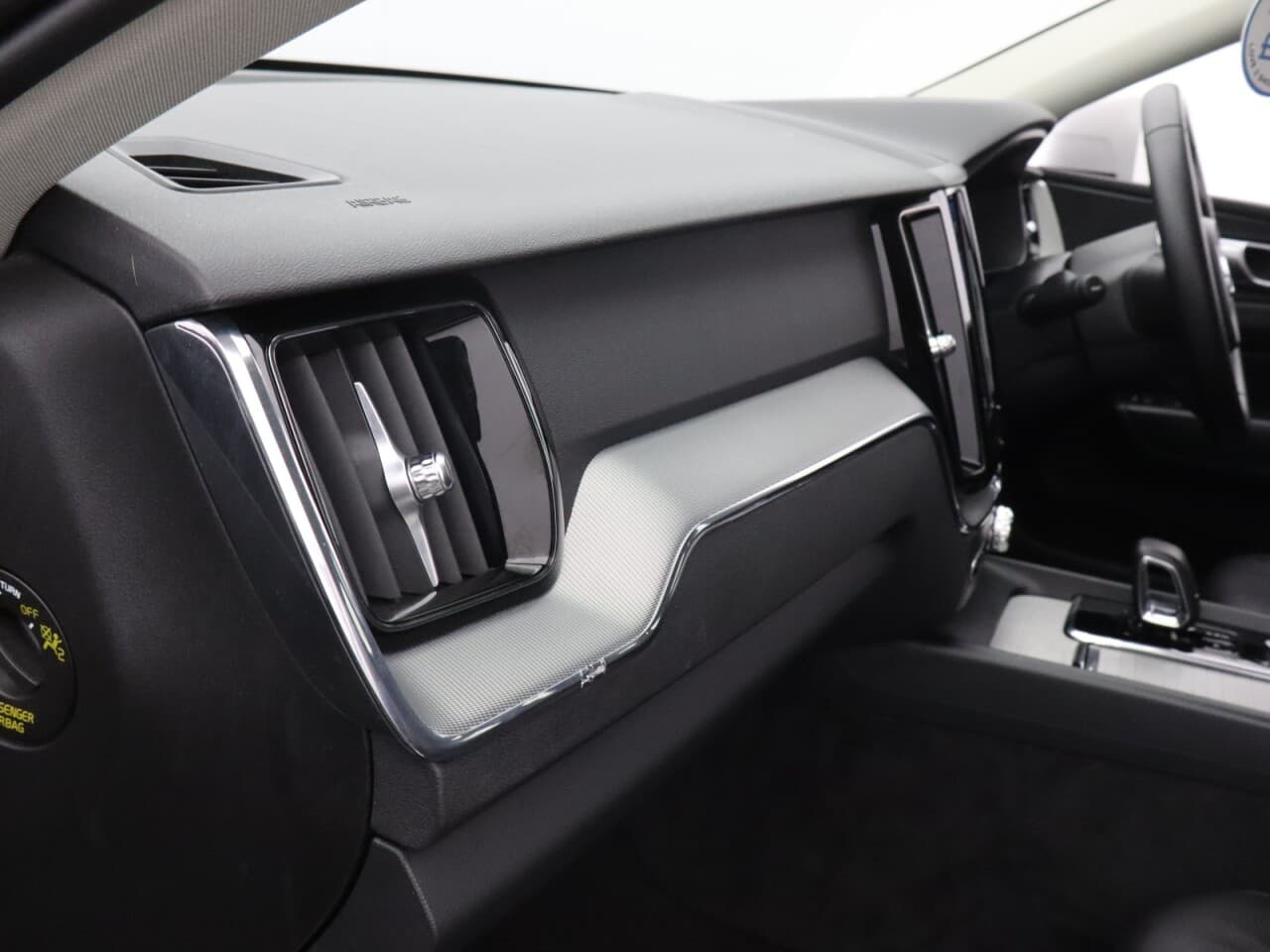 Volvo XC60 2.0 B5 MHEV Core — image 36