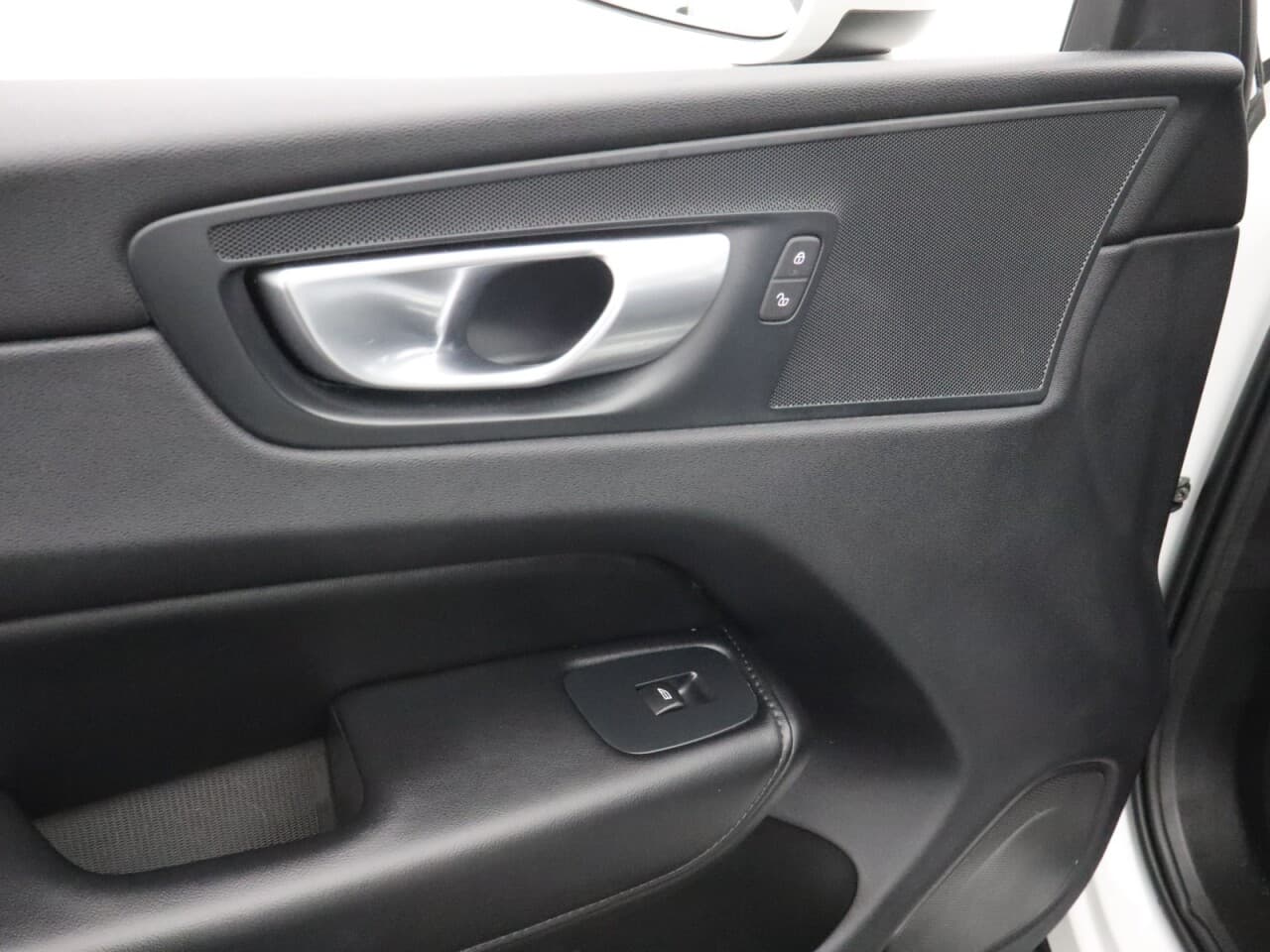 Volvo XC60 2.0 B5 MHEV Core — image 38