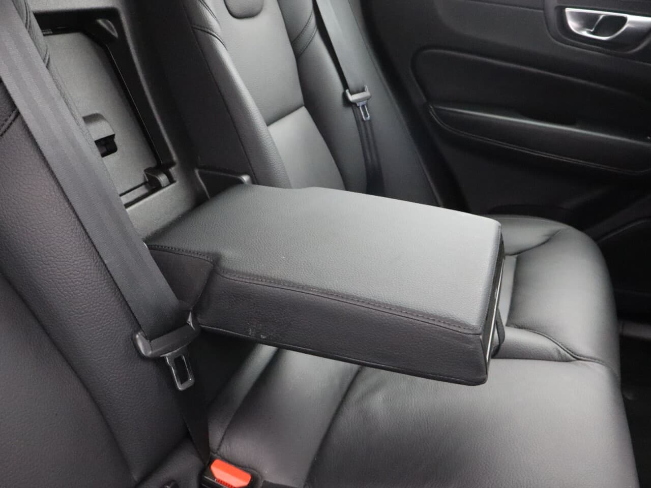Volvo XC60 2.0 B5 MHEV Core — image 46