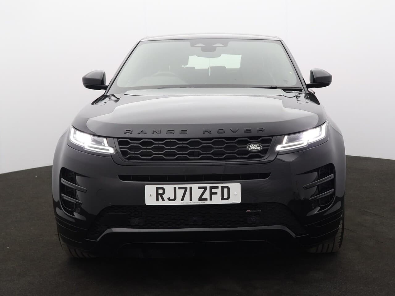 Land Rover Range Rover Evoque 1.5 P300e 12.2kWh R-Dynamic SE — image 4