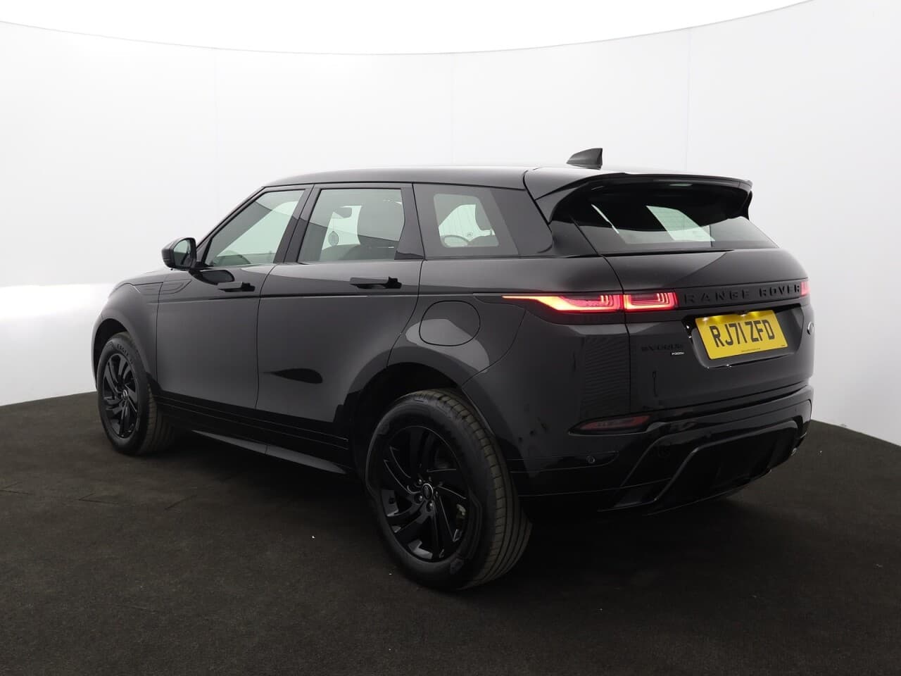 Land Rover Range Rover Evoque 1.5 P300e 12.2kWh R-Dynamic SE — image 8