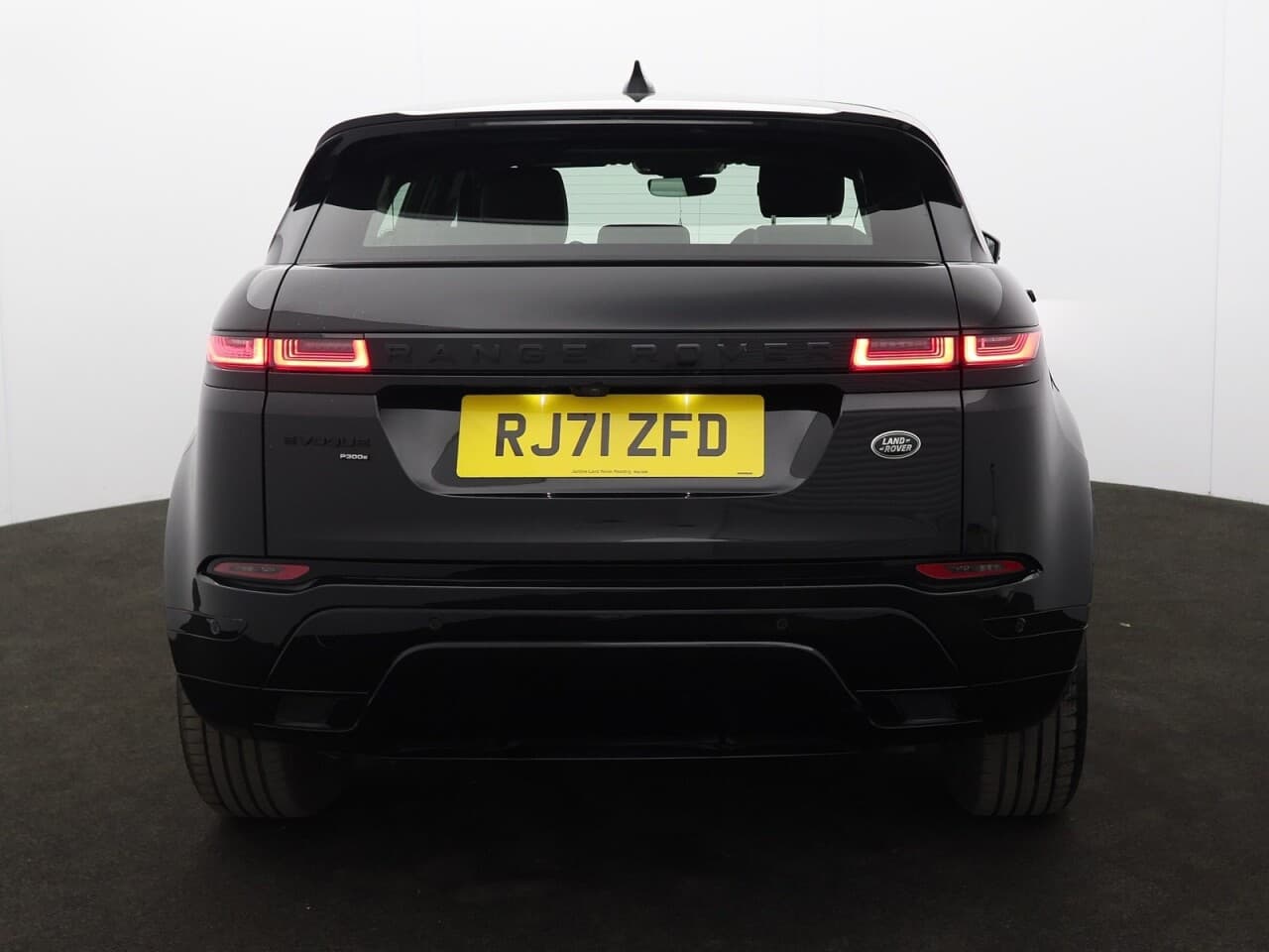 Land Rover Range Rover Evoque 1.5 P300e 12.2kWh R-Dynamic SE — image 9
