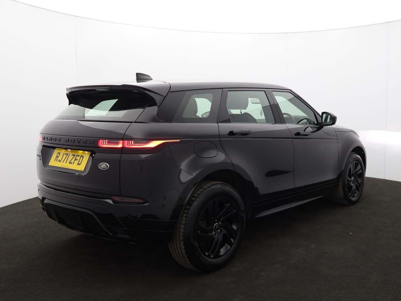 Land Rover Range Rover Evoque 1.5 P300e 12.2kWh R-Dynamic SE — image 10