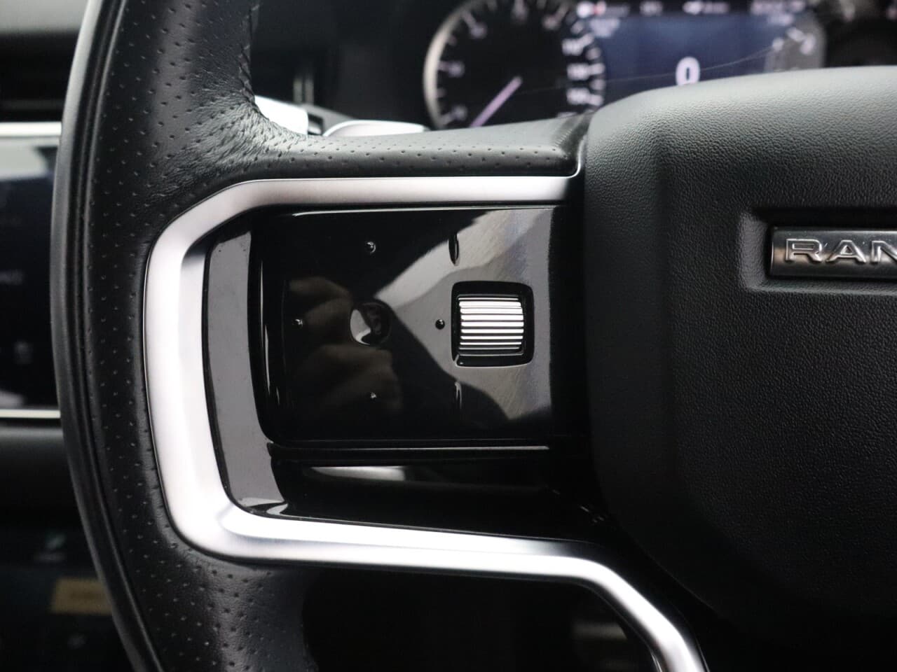 Land Rover Range Rover Evoque 1.5 P300e 12.2kWh R-Dynamic SE — image 16