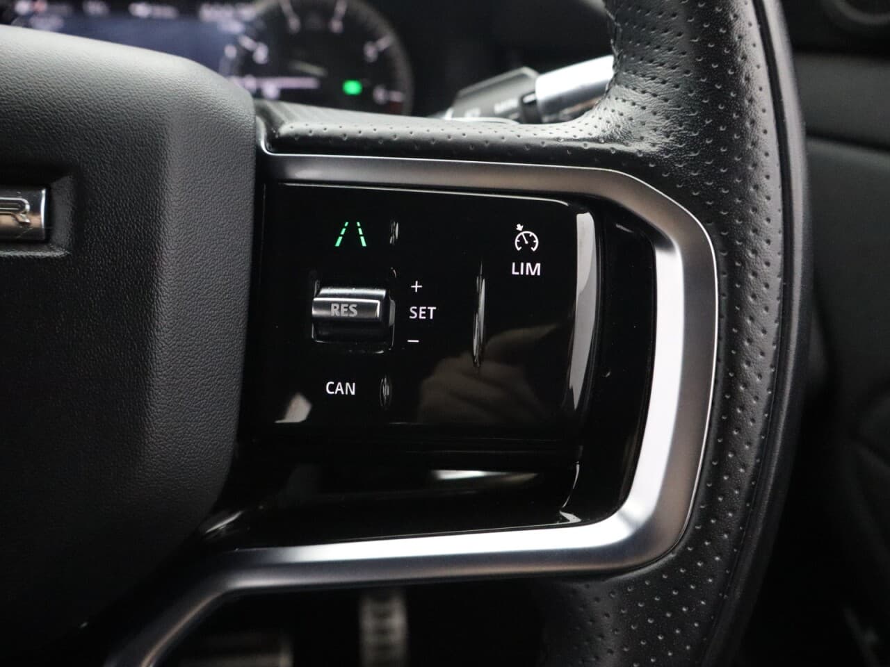 Land Rover Range Rover Evoque 1.5 P300e 12.2kWh R-Dynamic SE — image 17